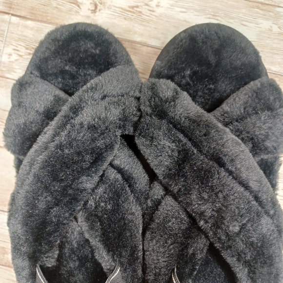 Steve Madden NYC Fuzzy Fluffy Indoor Outdoor Slippers Black Like New Size 9 - Picture 13 of 16